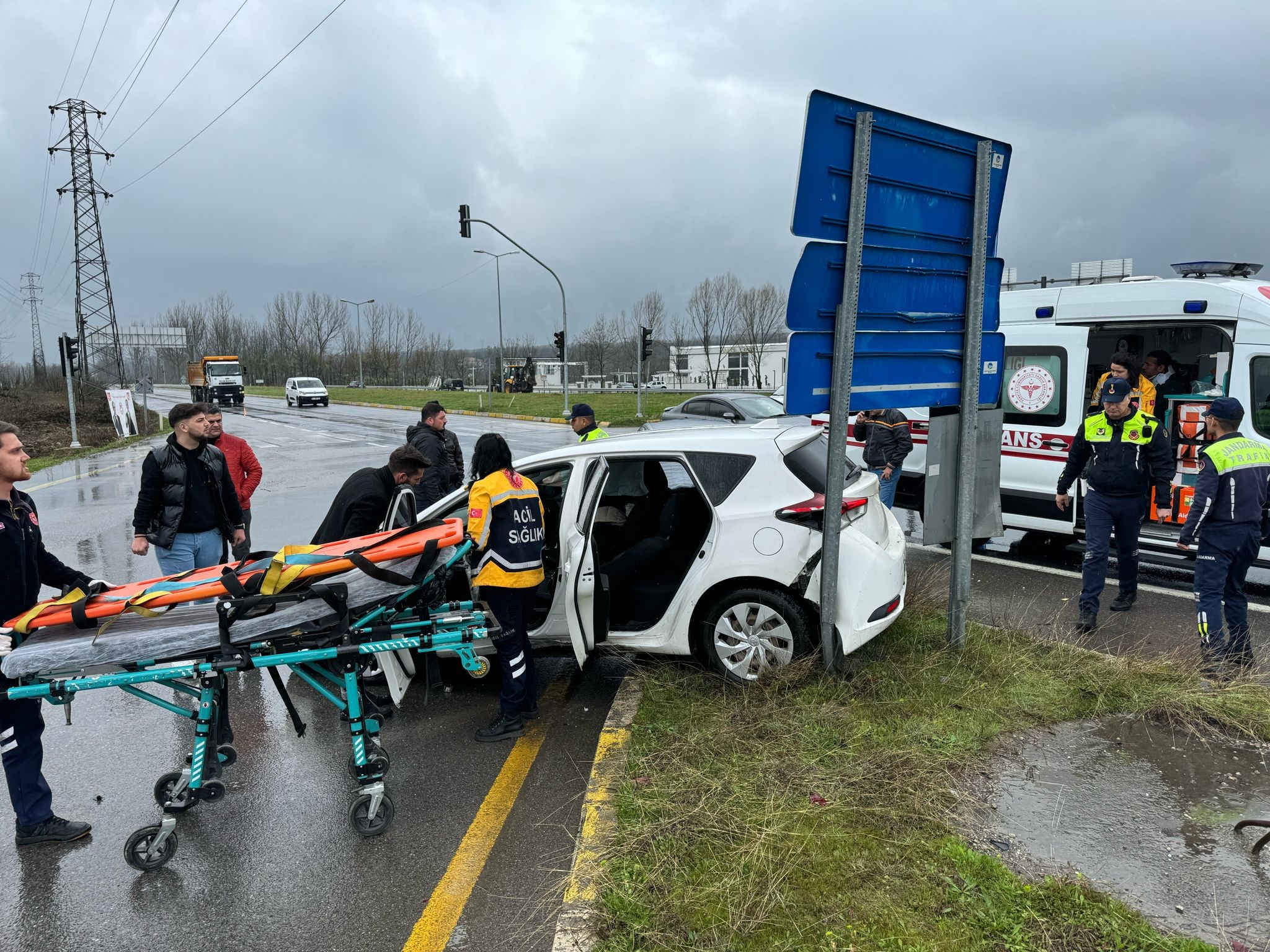 Sakarya’da feci kaza! Göreve giden sivil polislerin aracı kazaya karıştı!