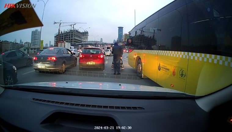 Kadıköy'de ilginç dakikalar! İETT şoförü kendine saldıran motosikletli sürücüleri biber gazıyla süpürttü!