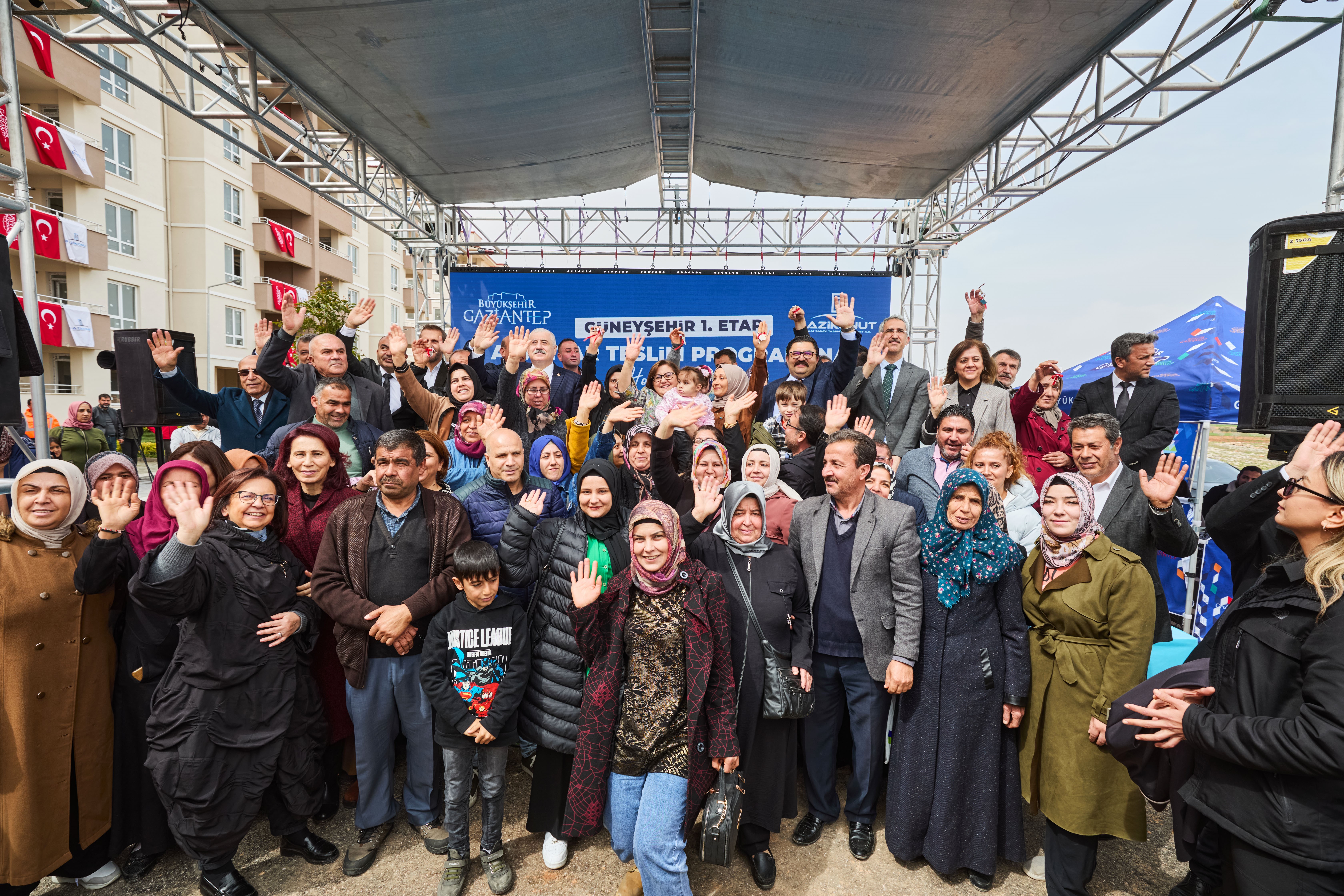 Gaziantep Büyükşehir Belediyesi 500 konutu hak sahiplerine teslim etti!