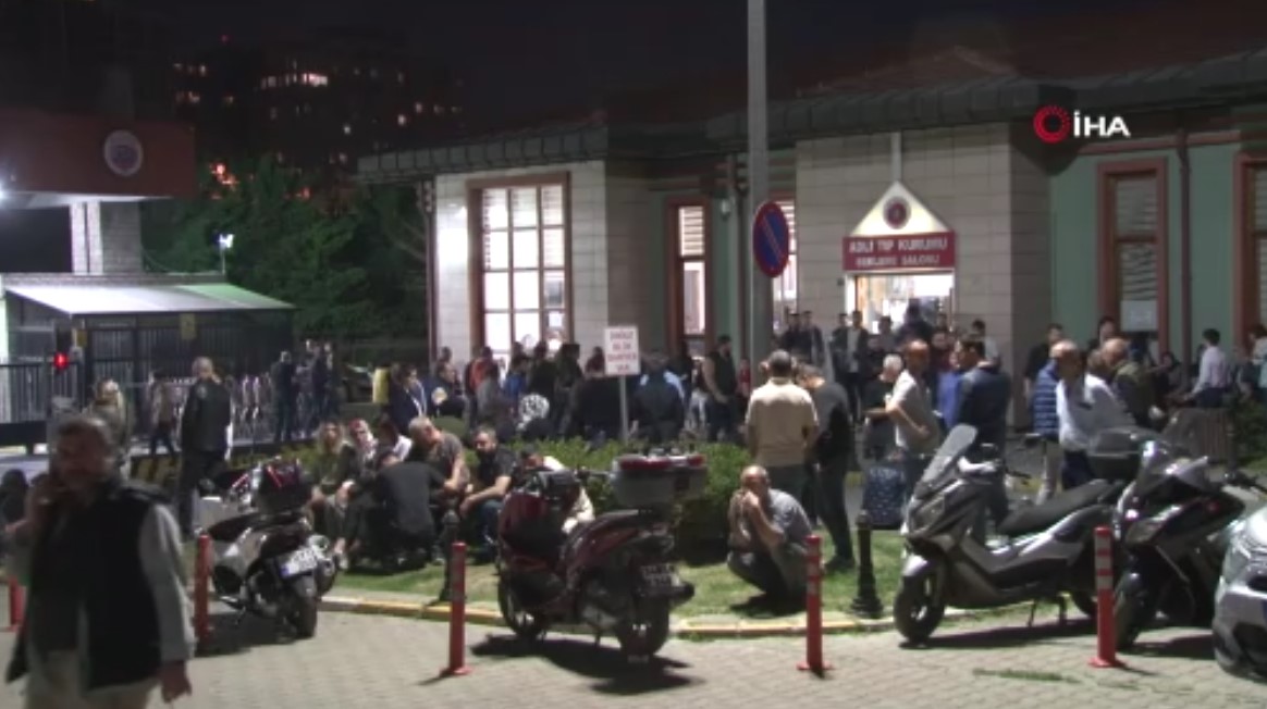 Gece kulübündeki yangında ölenlerin cenazelerini almaya gelen aileler yoğun kalabalık oluşturdu!