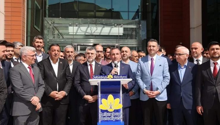 Sultanbeyli Belediye başkanı seçilerek mazbatasını alan Ali Tombaş ''Sultanbeyli için yine yeniden Bismillah'' diyerek görevine başladı