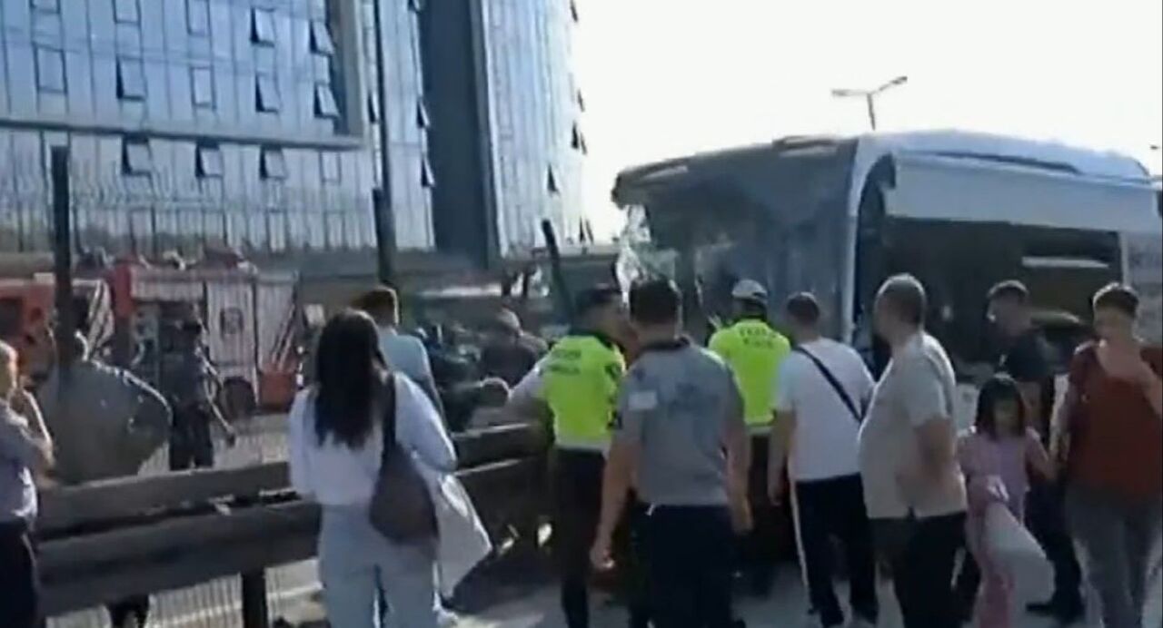Küçükçekmece'de iki Metrobüs kafa kafaya çarpıştı bir ölü ve çok sayıda yaralı var