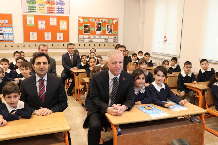 İstanbul valiliğinden son dakika okul saati açıklaması! İlk gün eğitim başlangıç ve bitiş saatleriniaçıkladı