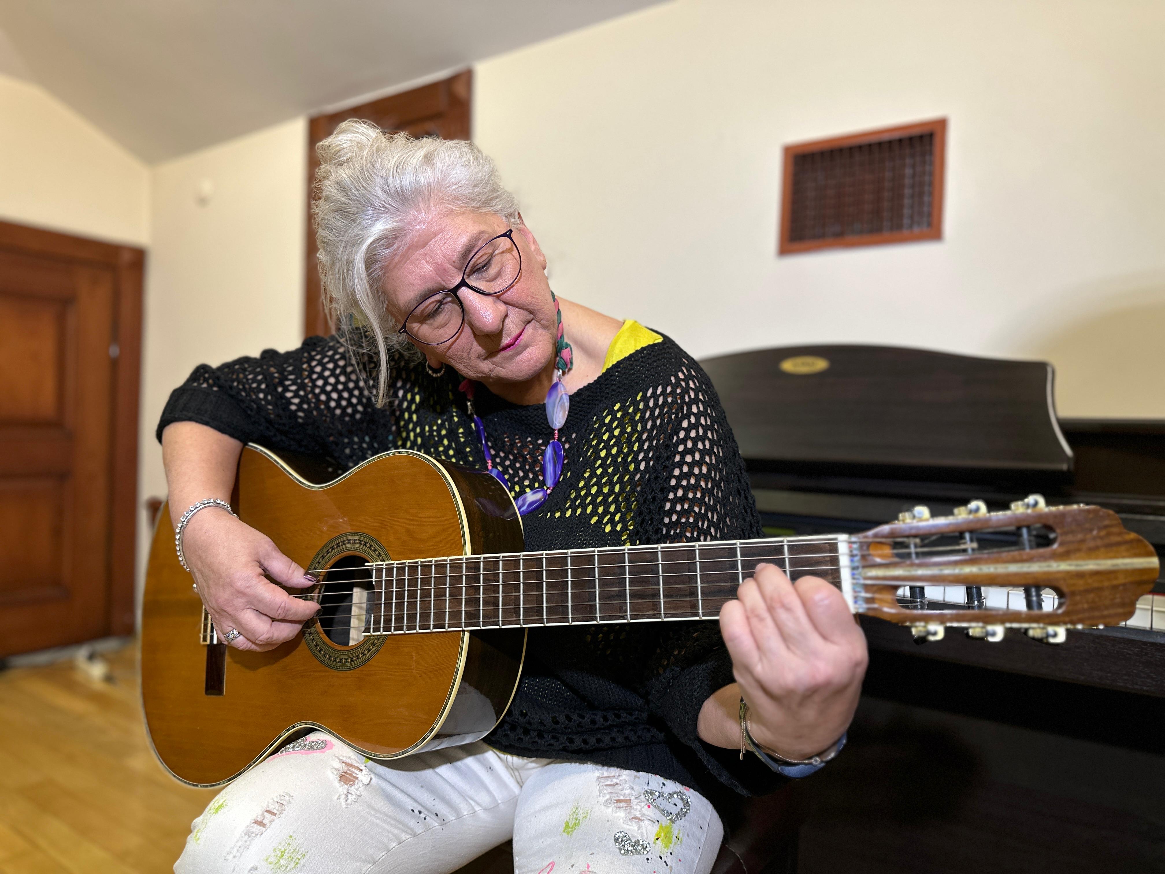 Pendik Belediyesi Sanat Akademisi, sanata gönül verenleri başarıya taşıdı: 65 Yaşında gitarist oldu!