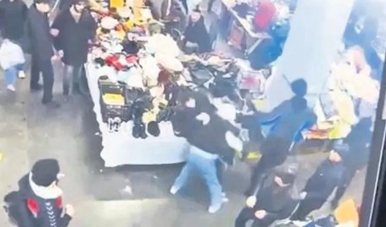 Kadıköy bit pazarında dehşet anları: İtalyan gence 'çok yakışıklısın' deyip bıçakladılar!