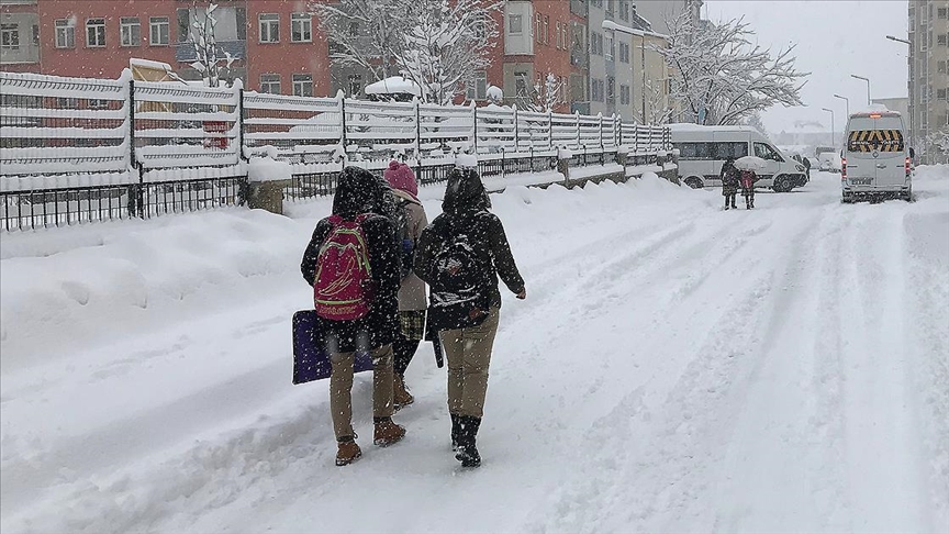 Okullar yarın tatil mi? Valiliklerden peş peşe açıklama! Birçok ilde okullara kar tatili
