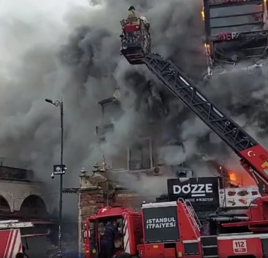 İstanbul Eminönü'nde korkutan yangın: Mısır Çarşısı'nın yanındaki restoran alevlere teslim oldu!