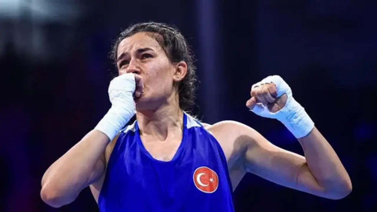 Hatice Akbaş, Kadınlar Dünya Boks Şampiyonası'nda adını yarı finale yazdırdı!