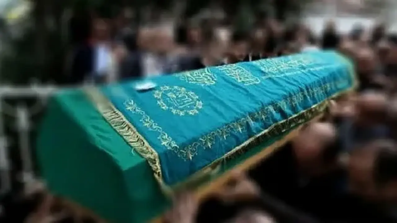 Bir ailede iki acı: Annesinin tabutu başında kalp krizi geçirip hayatını kaybetti