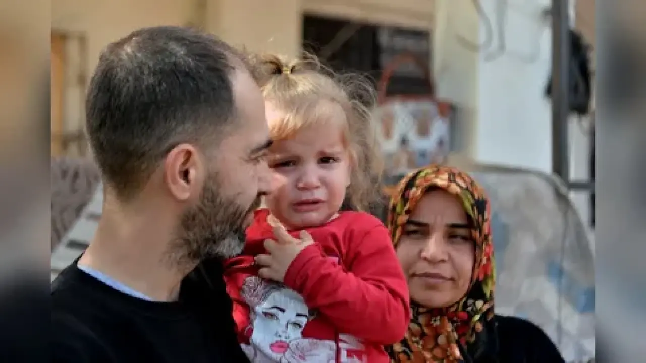 Ahlaksızlık sınır tanımadı: Hırsızlar annesiyle pazara gelen 3 yaşındaki Kübra Naz'ın biyonik kulağına göz dikti...