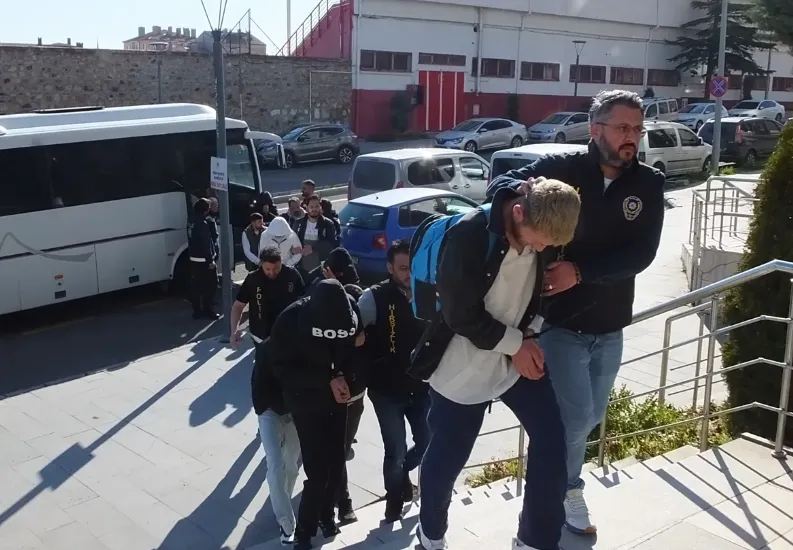 Vatandaşlara 'jigolo' tuzağı kuran çete, aldıkları paraları PKK'lılara aktardı!