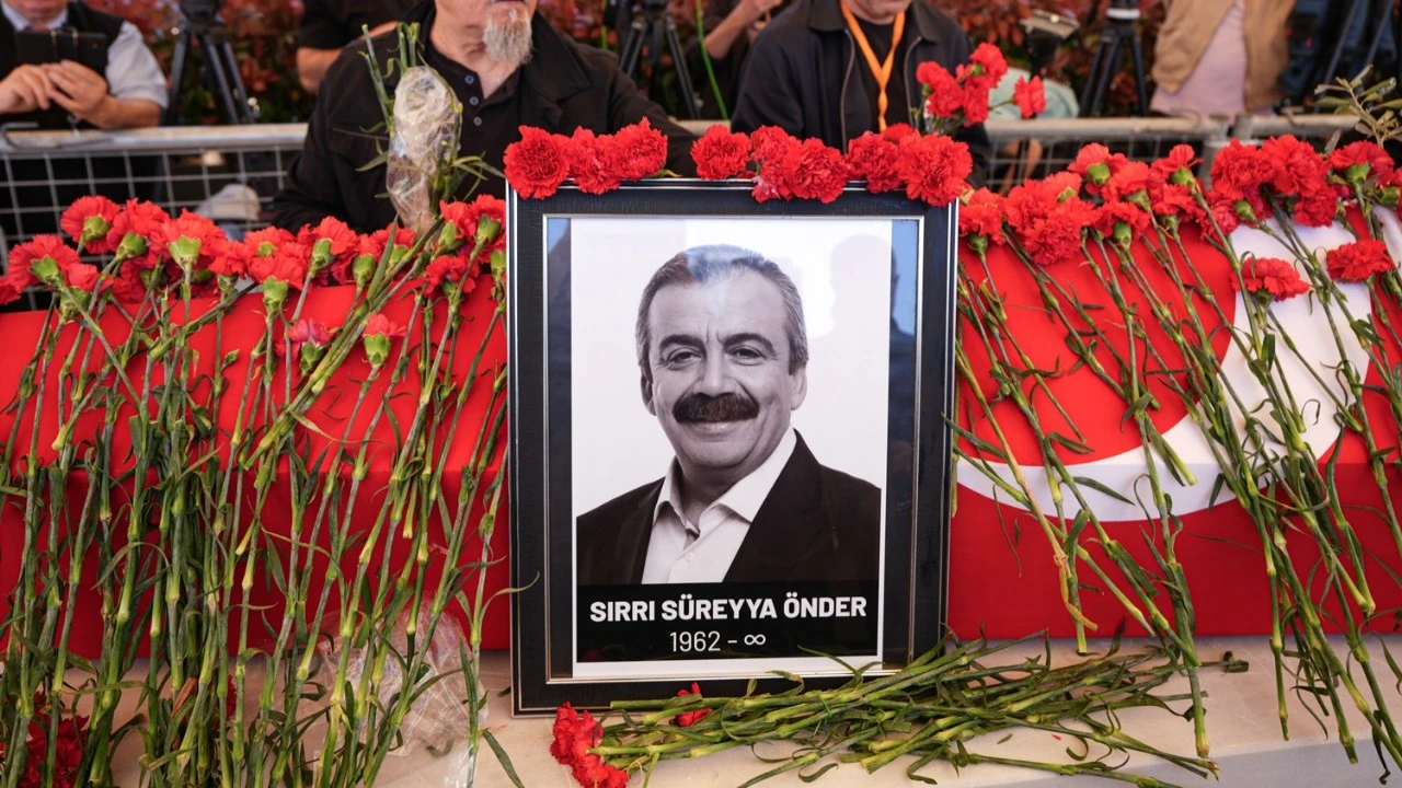 Sırrı Süreyya Önder'e veda! Yoğun katılım töreniyle ebediyete uğurlandı