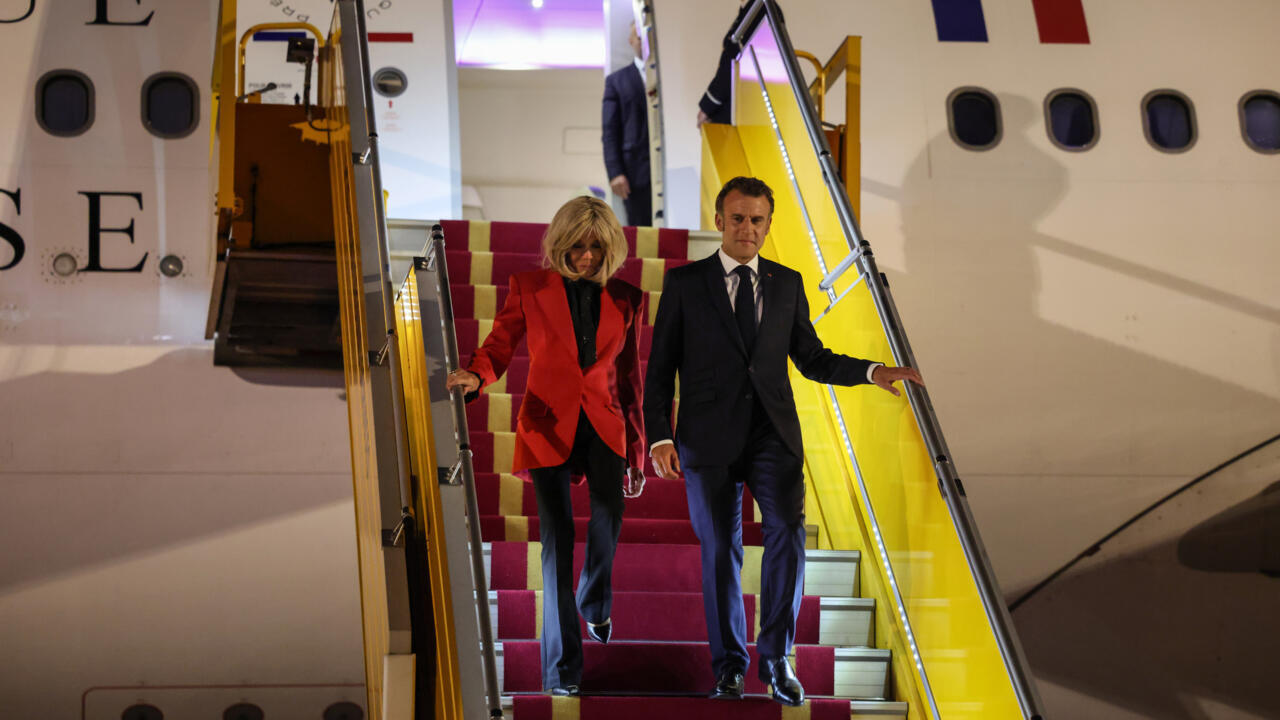Dünya Fransa Cumhurbaşkanını konuşuyor: Macron eşinden böyle tokat yedi!