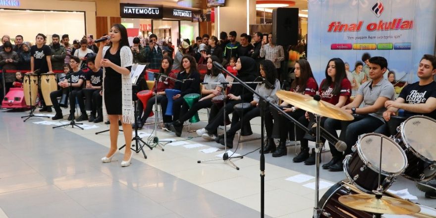 Emekliler zamlı maaşlarını almaya başladı