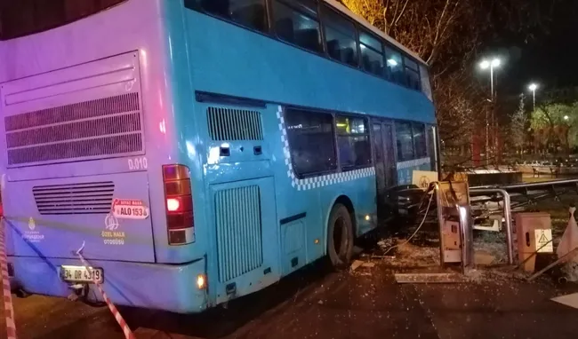 Korkunç kaza! Otobüs durağa daldı: Çok sayıda yaralı var