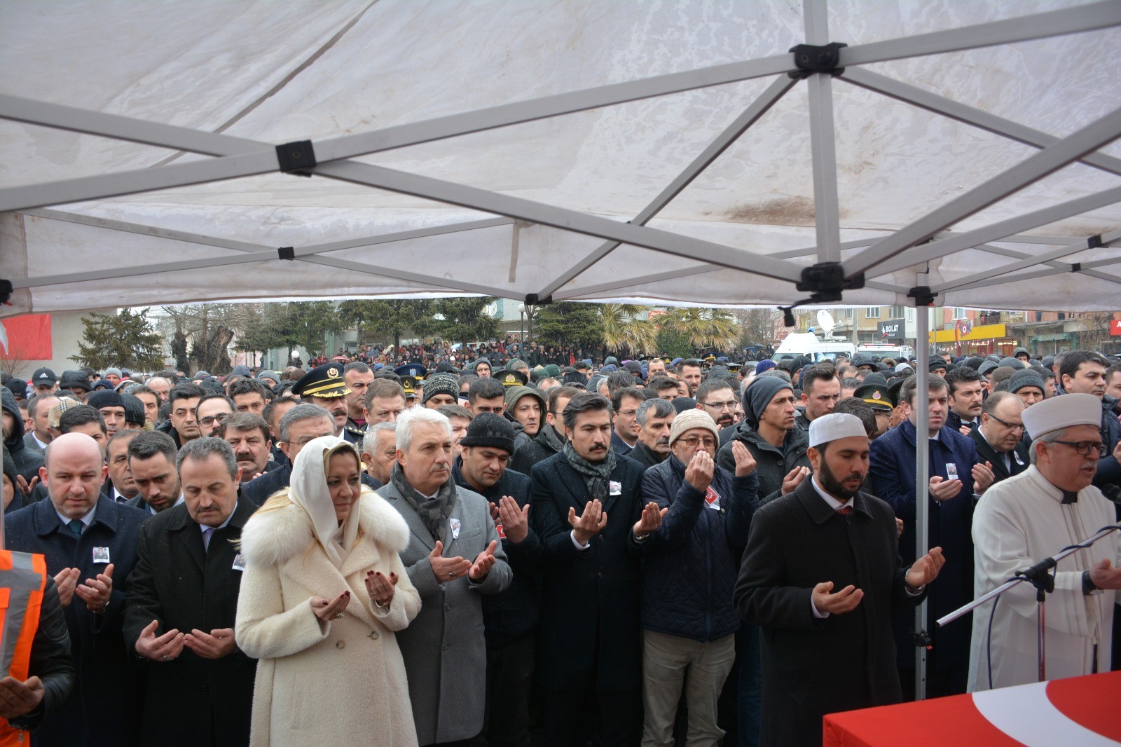 İYİ Partili vekilin şehit cenazesindeki hareketlerine tepki yağdı