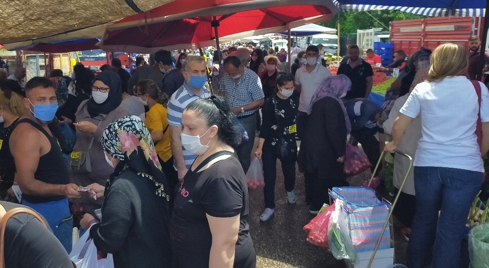 Kısıtlama öncesi semt pazarında izdiham yaşandı