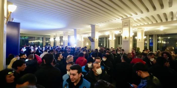 Saraçhane'de izinsiz gösterinin dozu iyice taştı: Yüzlerini gizleyen grup, İBB'nin camlarını kırıp içeri girdi!