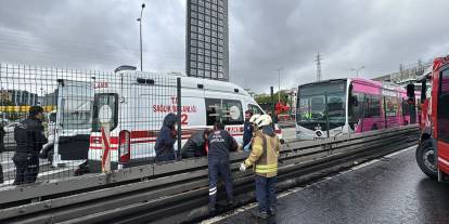 Beylikdüzü'nde hareketli dakikalar: Durakta bekleyen metrobüse başka bir metrobüs çarptı!