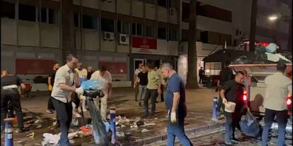 İzmir'de çöp kavgası: Çalışanlar grev yapınca başkan eldiver takıp çöp topladı!