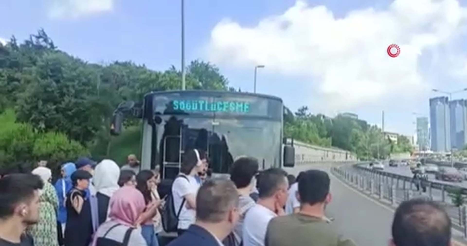 İstanbul'un kronik sorunu baş gösterdi! İETT otobüsü yolda kaldı, mağdur vatandaş yolu kesti 