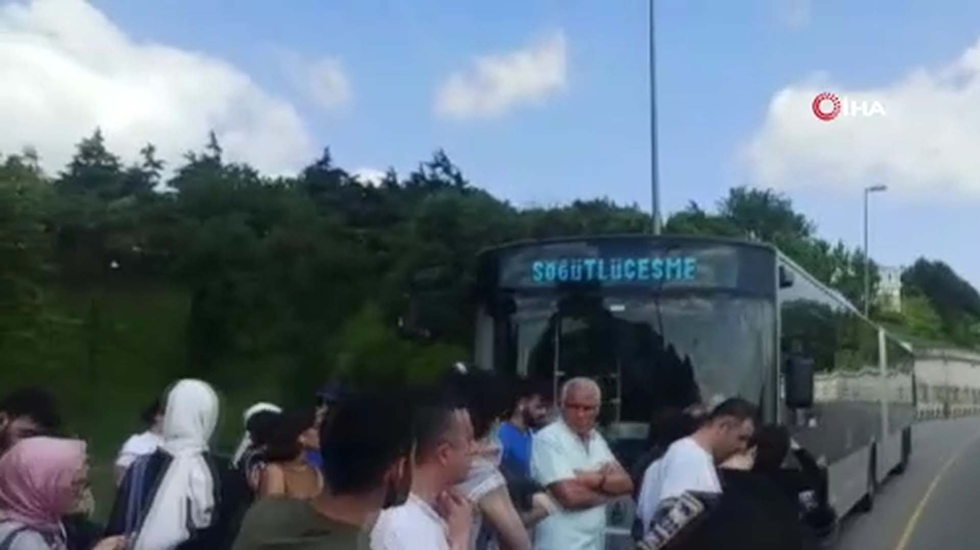 İstanbul'un kronik sorunu baş gösterdi! İETT otobüsü yolda kaldı, mağdur vatandaş yolu kesti 