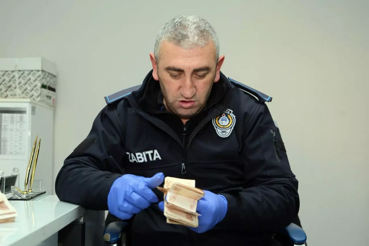 Zabıtalar saymakta zorlandı: O dilencinin üzerinden bakın kaç para çıktı!